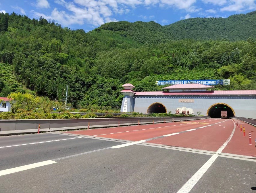 公司參建雅康高速二郎山隧道榮獲國家優(yōu)質工程獎